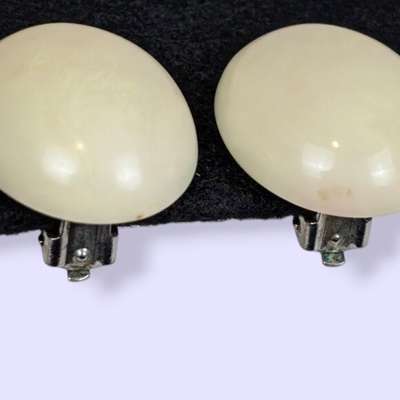 V. 1950s Off-White Lucite Thermoset Cabochon Earrings - Picture 4 of 6